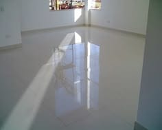 Quarto com azulejamento do piso em cerâmica