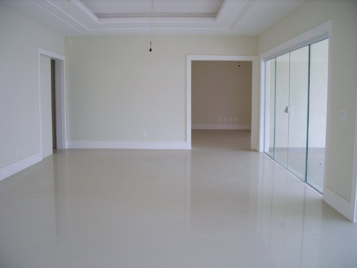 Sala de Estar/Jantar azulejada em porcelanato polido