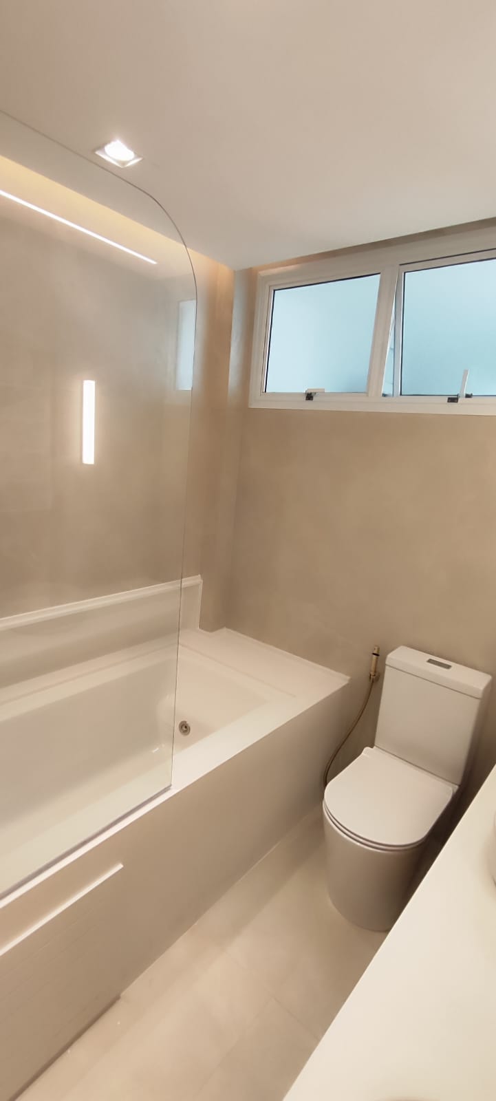 Banheiro Moderno com Porcelanato